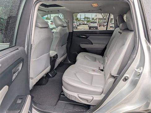 Used 2020 Toyota Highlander XLE image 13