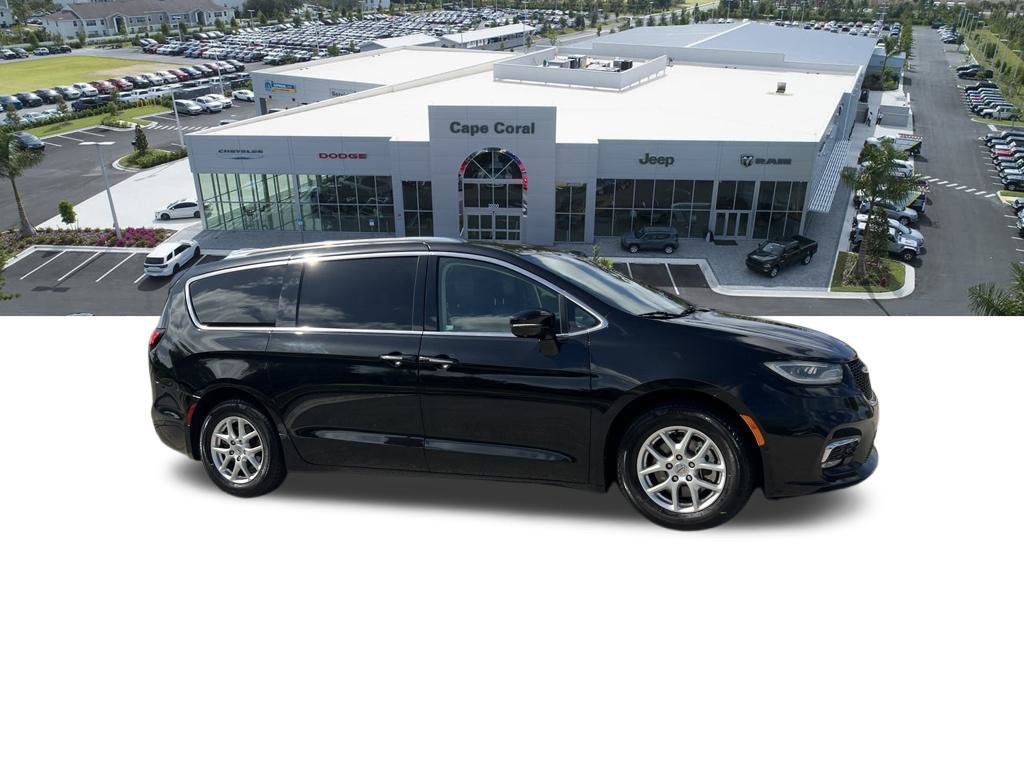 Used 2021 Chrysler Pacifica Touring-L w/ Premium & Safety Sphere Group FWD image 4