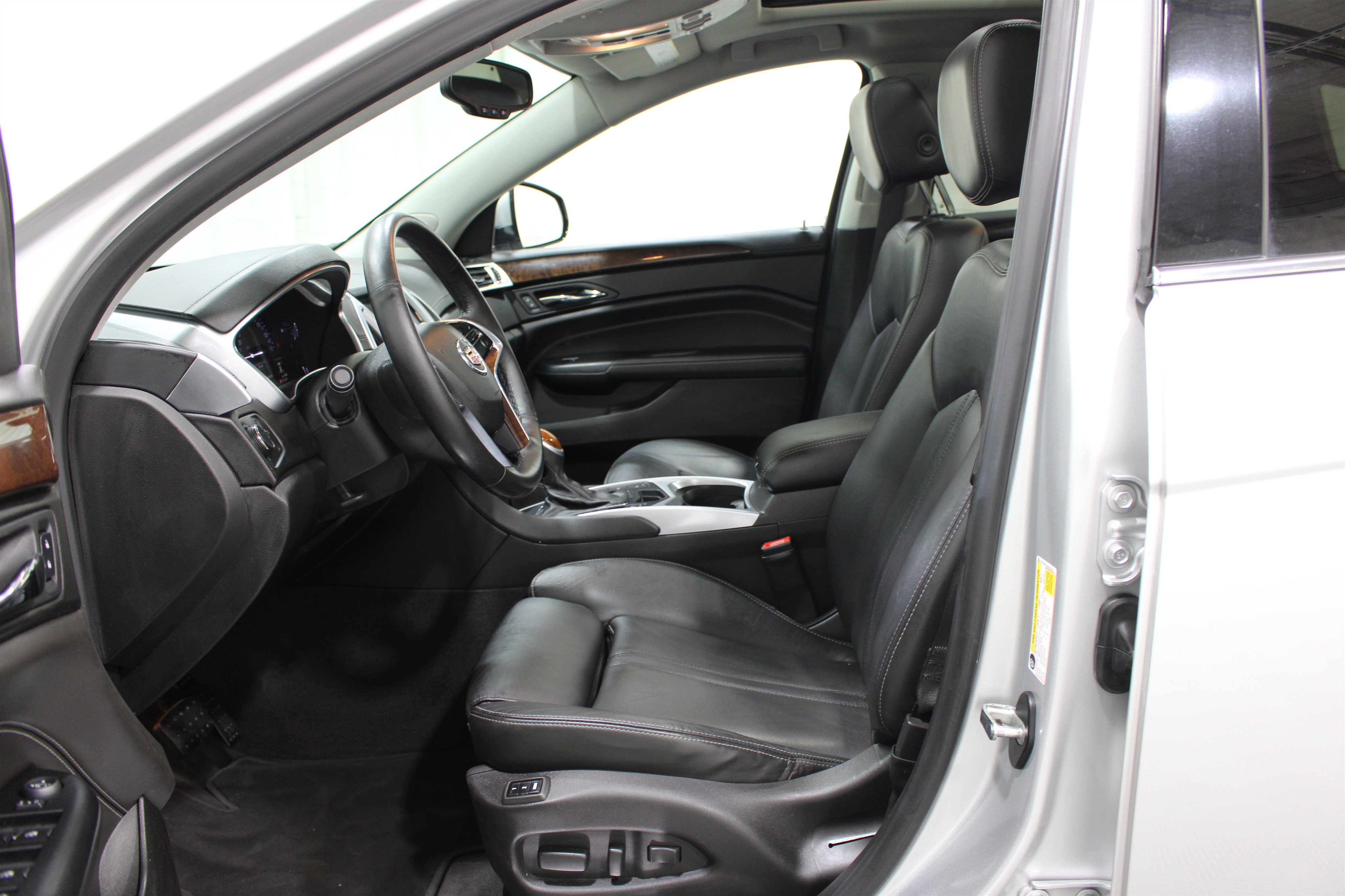 Used 2016 Cadillac SRX Luxury AWD/4WD image 3