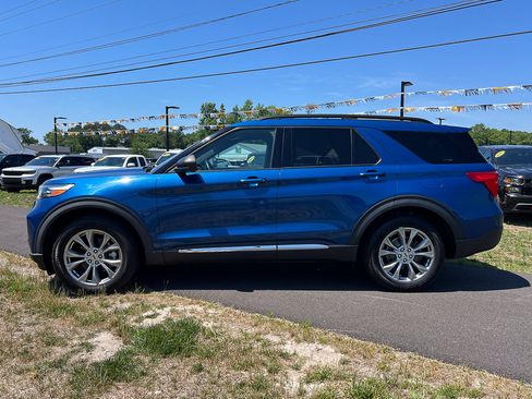 Used 2020 Ford Explorer XLT w/ Equipment Group 202A AWD/4WD image 2