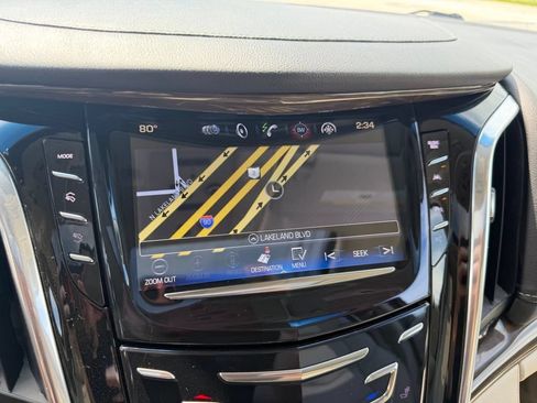 Used 2019 Cadillac Escalade Luxury AWD/4WD image 19