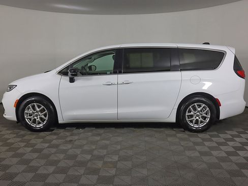 Used 2024 Chrysler Pacifica Touring-L image 17