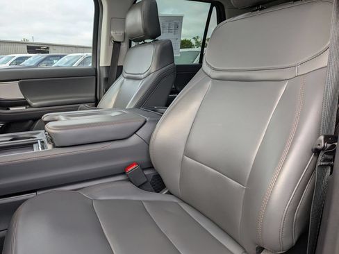 Used 2025 Ford Expedition Active AWD/4WD image 27