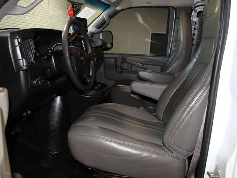 Used 2017 Chevrolet Express 2500 Extended RWD image 8