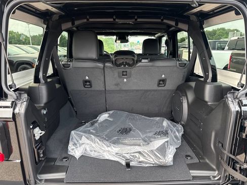 New 2026 Jeep Wrangler Unlimited Sahara AWD/4WD image 22