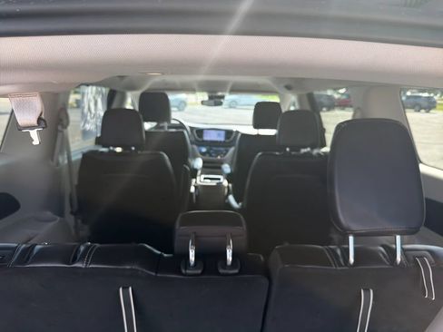 Used 2024 Chrysler Pacifica Touring-L FWD image 38