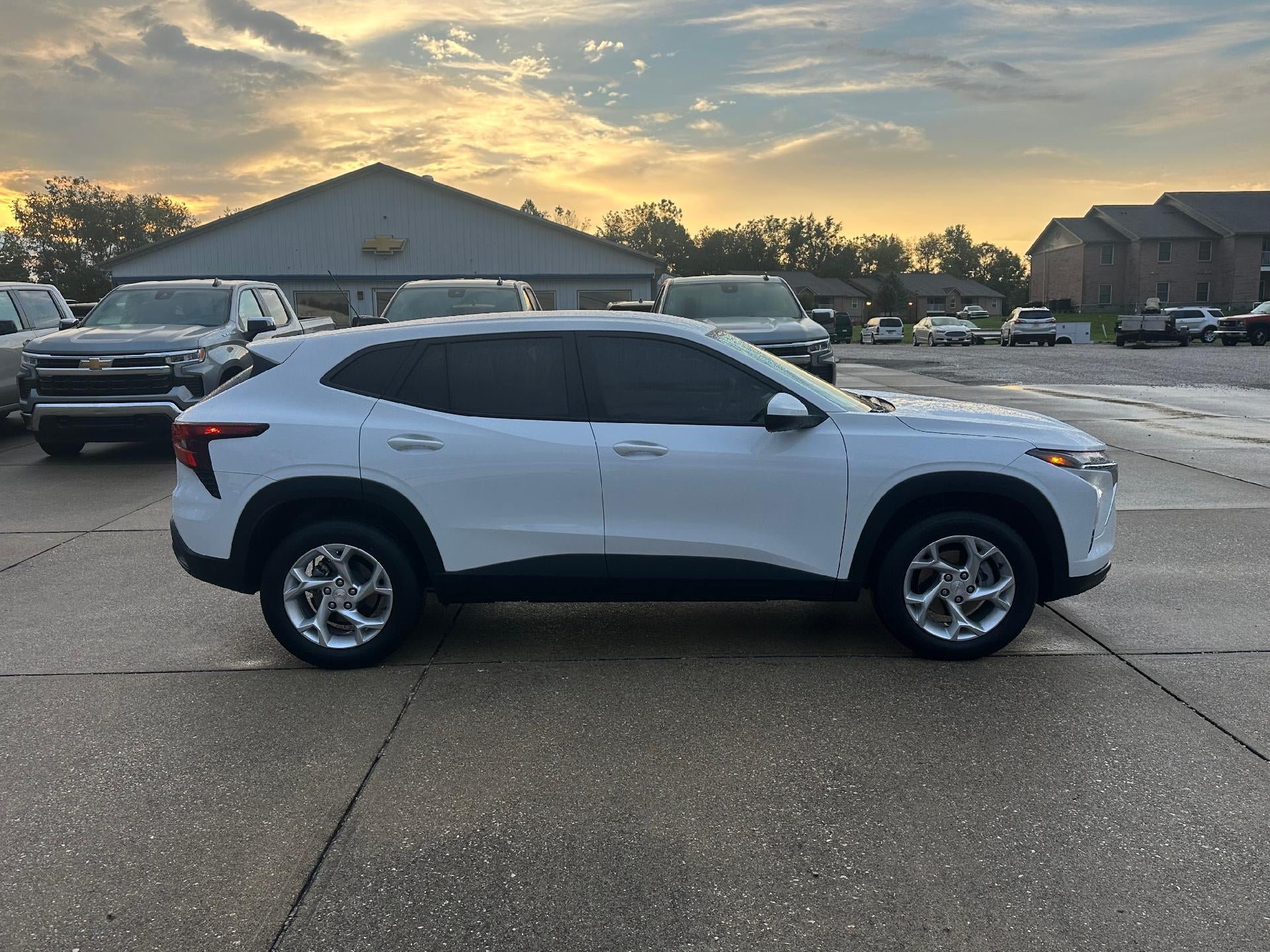Used 2024 Chevrolet Trax LS w/ LS Convenience Package FWD image 8