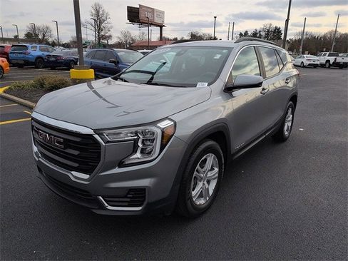 Used 2023 GMC Terrain SLE w/ Driver Convenience Package image 3