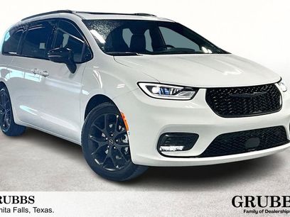 New 2026 Chrysler Pacifica Limited w/ S Appearance Package