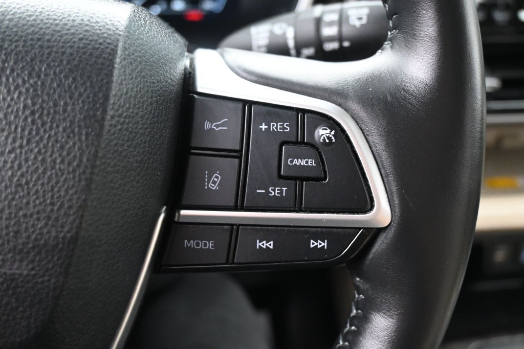 Used 2024 Toyota Highlander Limited AWD/4WD image 27
