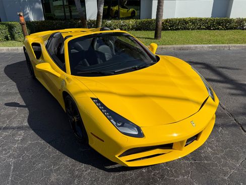 Used 2018 Ferrari 488 Spider image 8