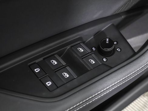 Used 2023 Audi e-tron Premium image 35