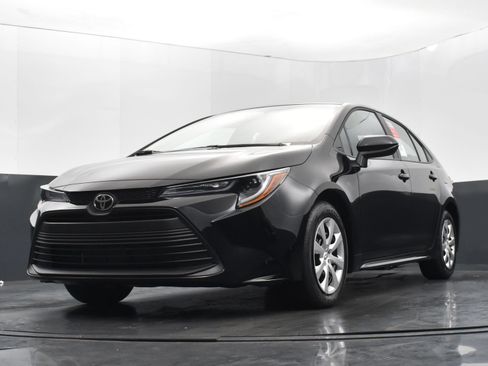 Used 2025 Toyota Corolla LE FWD image 35