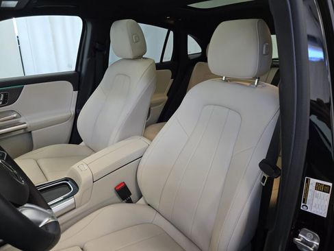 Used 2025 Mercedes-Benz GLA 250 4MATIC image 32