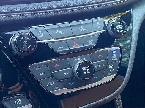 Used 2026 Chrysler Pacifica Pinnacle image 28