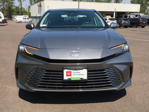 Used 2025 Toyota Camry XLE AWD/4WD image 11