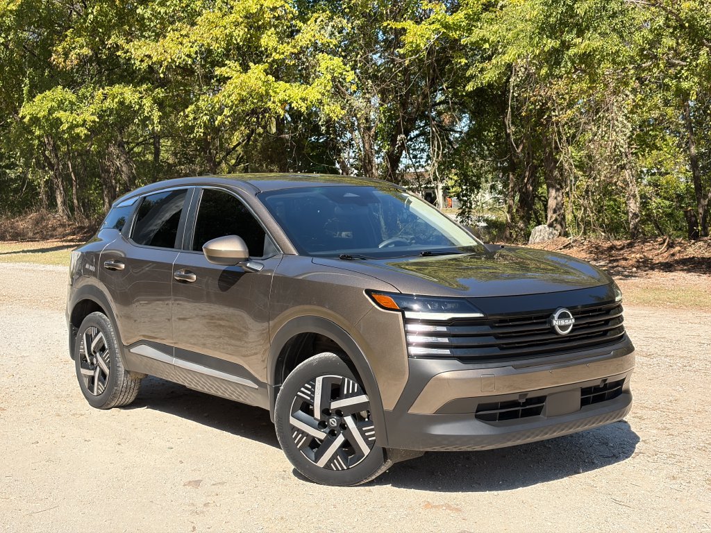 Used 2025 Nissan Kicks SV FWD image 1