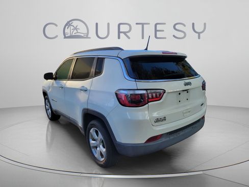 Used 2018 Jeep Compass Latitude w/ Cold Weather Group AWD/4WD image 2