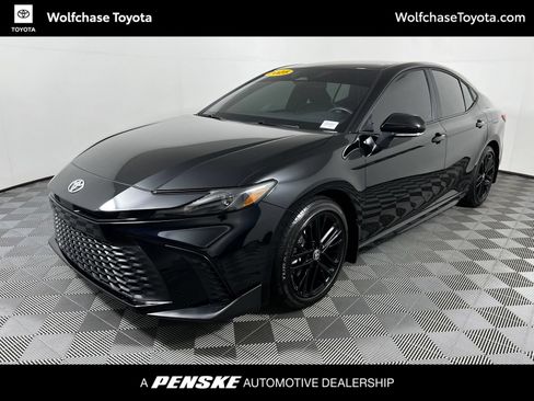Used 2025 Toyota Camry SE FWD image 1