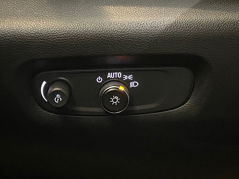 Used 2023 Chevrolet Traverse LT FWD image 17