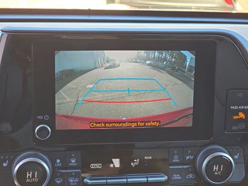 Used 2023 Toyota Highlander XLE image 31