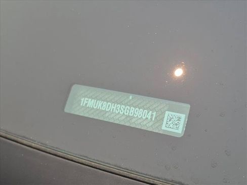Used 2025 Ford Explorer Active AWD/4WD image 17