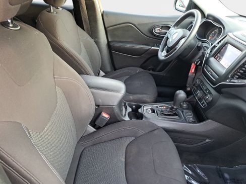 Used 2019 Jeep Cherokee Latitude w/ Popular Appearance Group AWD/4WD image 10