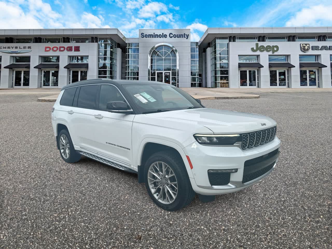 Used 2022 Jeep Grand Cherokee L Summit w/ Advanced Protech Group IV AWD/4WD image 2