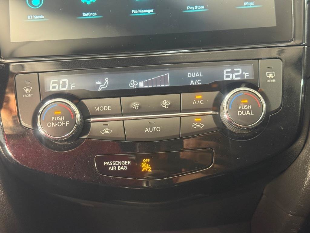 Used 2017 Nissan Rogue SV AWD/4WD image 18