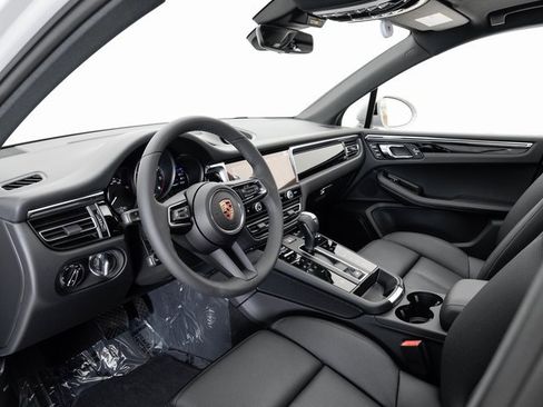 New 2025 Porsche Macan image 4