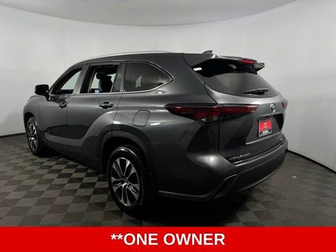 Used 2025 Toyota Highlander XLE image 6