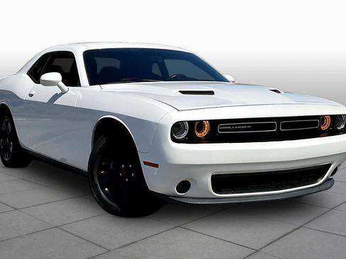 Used 2019 Dodge Challenger SXT RWD image 3