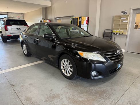 Used 2011 Toyota Camry XLE w/ XLE Extra-Value Pkg #2 FWD image 2