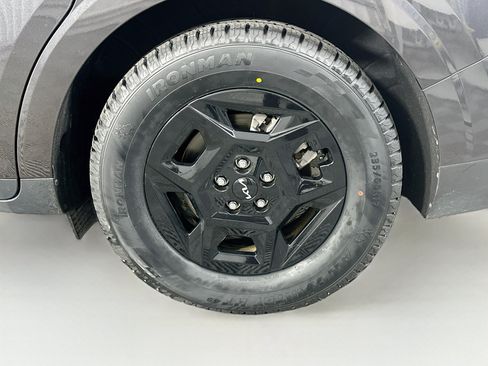 Used 2025 Kia Carnival FWD image 11