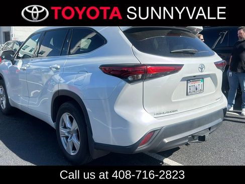 Used 2022 Toyota Highlander LE AWD/4WD image 2