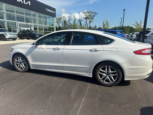 Used 2016 Ford Fusion SE FWD image 2
