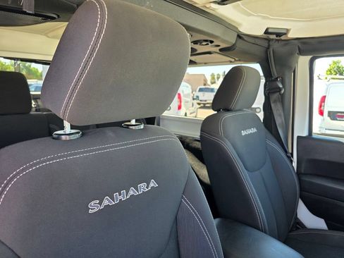 Used 2018 Jeep Wrangler Sahara w/ Connectivity Group AWD/4WD image 19