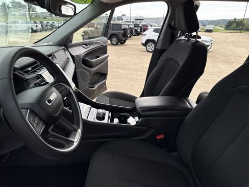 Used 2023 Jeep Grand Cherokee Laredo image 13