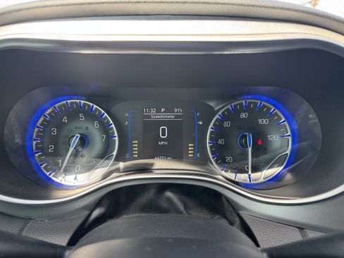 Used 2019 Chrysler Pacifica Touring-L w/ S Appearance Package FWD image 11