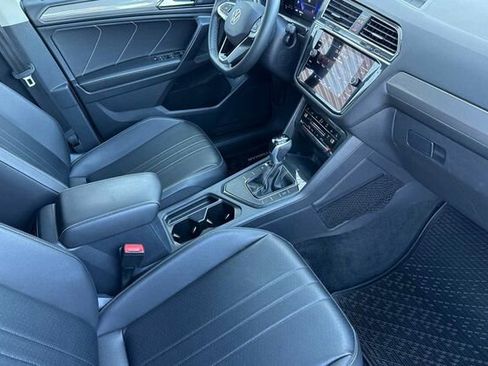 Used 2022 Volkswagen Tiguan SE w/ Panoramic Sunroof Package image 17