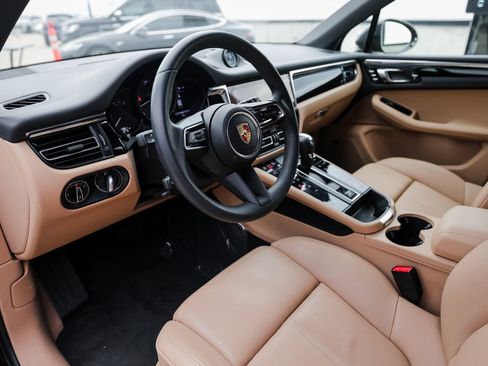 Certified 2025 Porsche Macan image 4