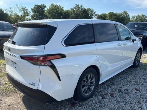 Used 2021 Toyota Sienna LE FWD image 7