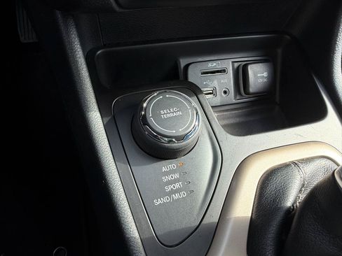 Used 2016 Jeep Cherokee Limited AWD/4WD image 42