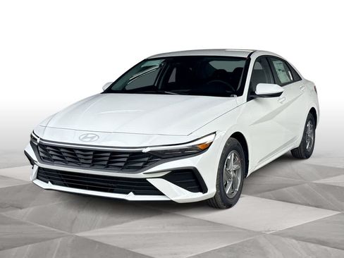 Used 2026 Hyundai Elantra SE FWD image 4