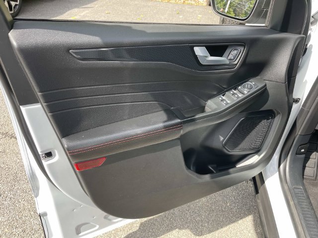 Used 2025 Ford Escape ST-Line FWD image 18