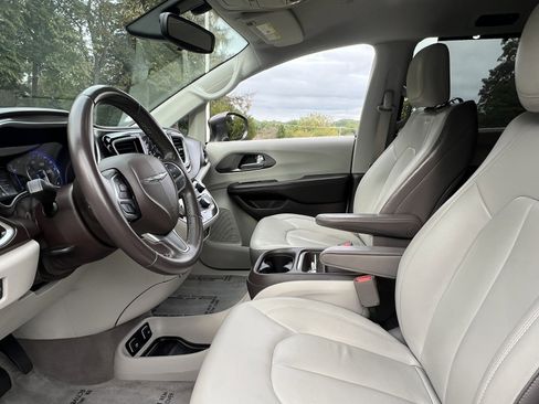 Used 2017 Chrysler Pacifica Touring-L w/ Tire & Wheel Group image 16