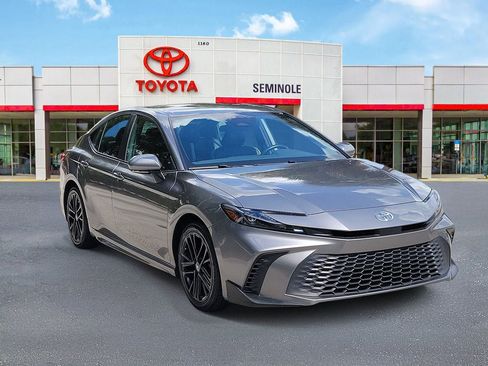Used 2025 Toyota Camry SE FWD image 2