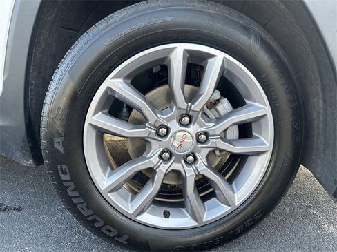 Used 2024 GMC Terrain SLT image 24