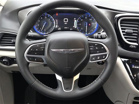 Used 2022 Chrysler Pacifica Touring-L image 14