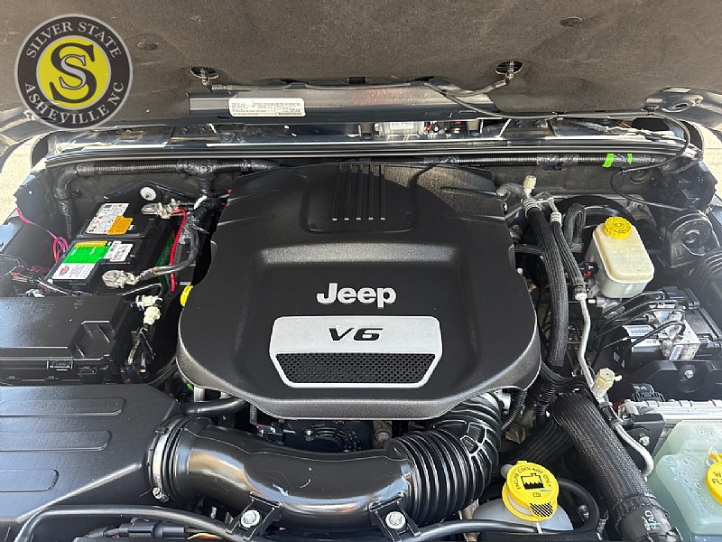 Used 2016 Jeep Wrangler Unlimited Sahara w/ Connectivity Group AWD/4WD image 24
